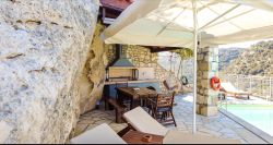 Vara house on the rocks