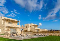 Left-Nofretete Villa