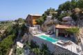 Vara house on the rocks