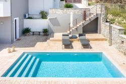 Lakis Aparment
