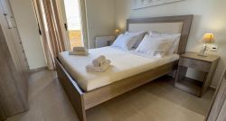 Left-Nofretete Villa