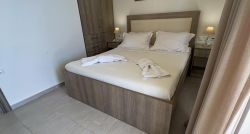 Left-Nofretete Villa