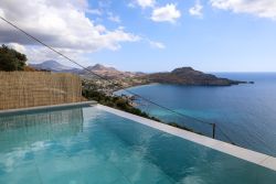 Pool mit Blick auf die Bucht von Plakias