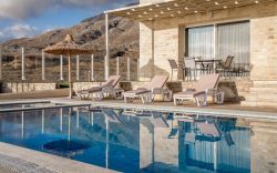 Left-Nofretete Villa