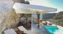 Vara house on the rocks