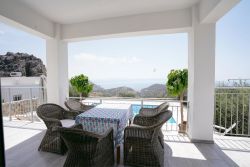 Terrasse mit herrlichem Blick bis zum Meer