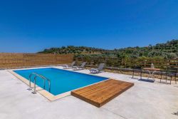 Kolossos Tria