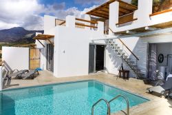 Treppe von der Poolterrasse zur Dachterrasse