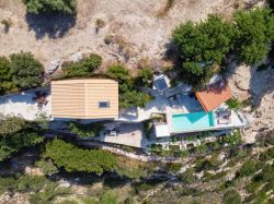 Vara house on the rocks