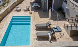 Lakis Aparment