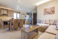 Left-Nofretete Villa