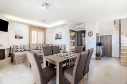 Left-Kleopatra Villa