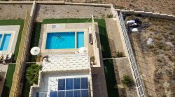 Left-Nofretete Villa