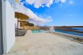 Große Poolterrasse